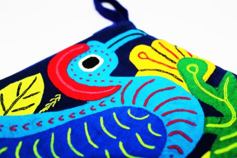MONEDERO, con diseño textil de mola kuna