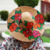 Sombrero con borde rosado, y con flor de aplique