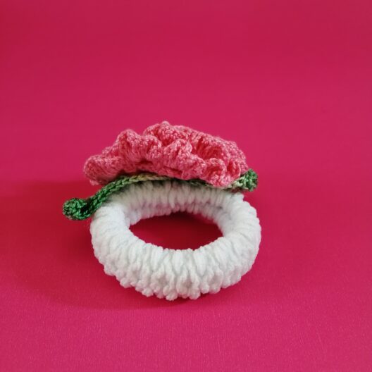 Moñera con aplicaciones de Crochet