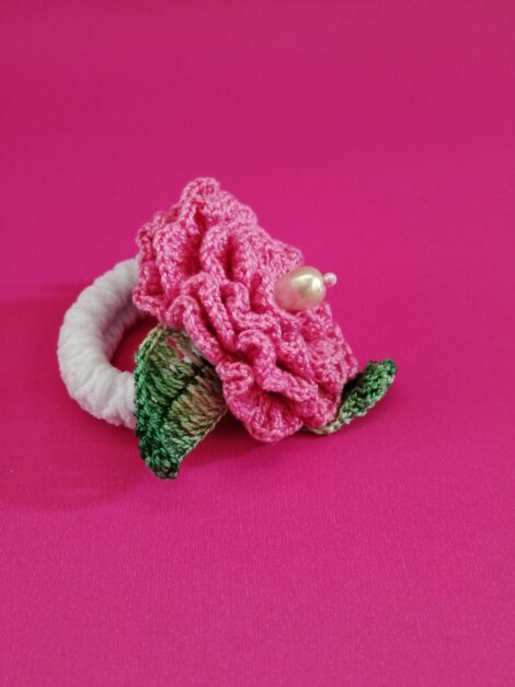 Moñera con aplicaciones de Crochet