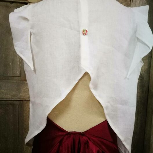 BLUSA DE TELA DE HILO CON BORDADOS ESCOTADA ATRÁS CON BOTONES FLOREADOS