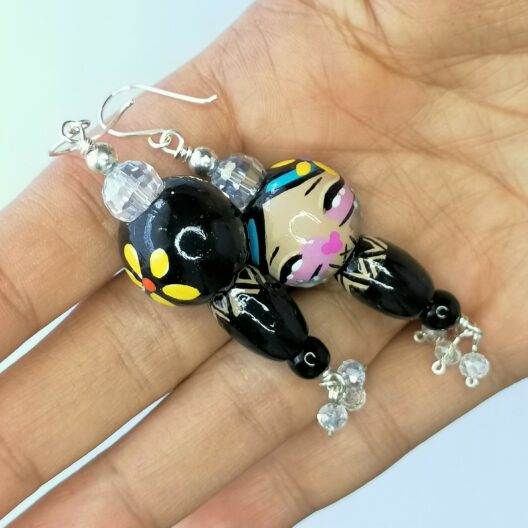 Accesorios y Joyería Aretes Pintados a Mano – Dulzura Étnica – Niña Emberá – Estilo Kokeshi Dolls – Bisutería Artesanal Aretes Pintados a Mano – Dulzura Étnica – Niña Emberá – Estilo Kokeshi Dolls – Bisutería Artesanal