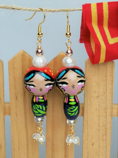 Aretes Pintados a Mano – Estilo Kokeshi – Dulzura Étnica – Niña Guna – Joyería Artesanal