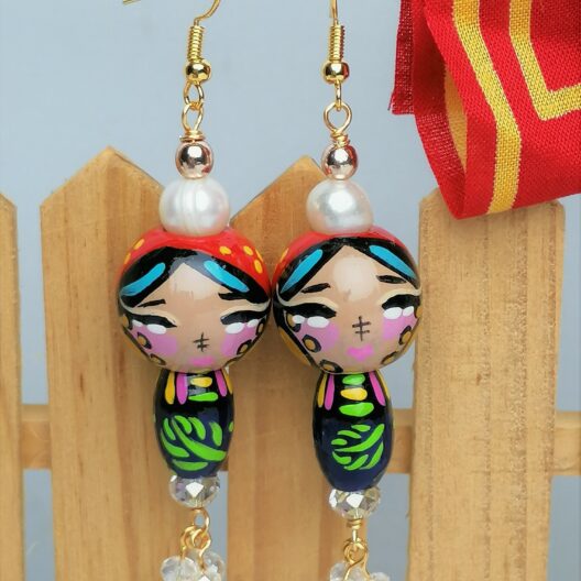 Accesorios y Joyería Aretes Pintados a Mano – Estilo Kokeshi – Dulzura Étnica – Niña Guna – Joyería Artesanal Aretes Pintados a Mano – Estilo Kokeshi – Dulzura Étnica – Niña Guna – Joyería Artesanal