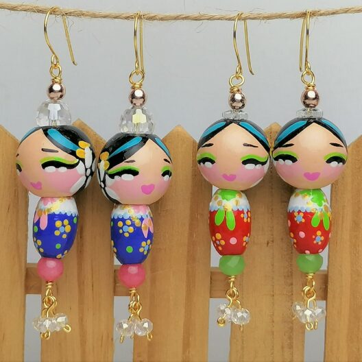 Accesorios y Joyería Aretes Pintados a Mano – Dulzura Étnica – Polleritas – Estilo Kokeshi Aretes Pintados a Mano – Dulzura Étnica – Polleritas – Estilo Kokeshi