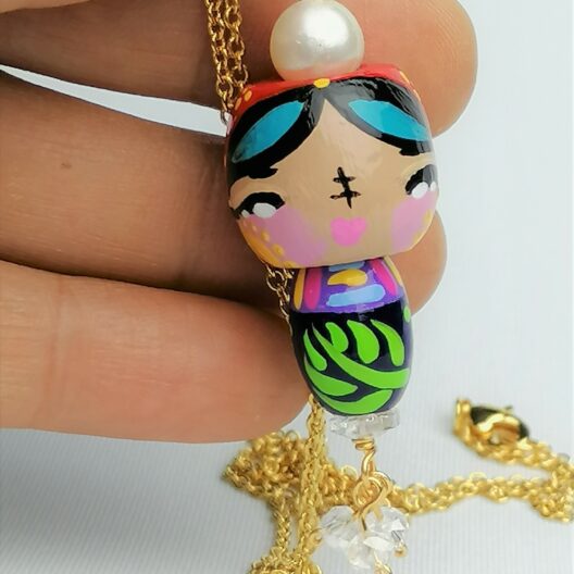 Accesorios y Joyería Collar con Dije de Madera Pintado a Mano – Dulzura Étnica – Estilo Kokeshi – Niña Guna Collar con Dije de Madera Pintado a Mano – Dulzura Étnica – Estilo Kokeshi – Niña Guna