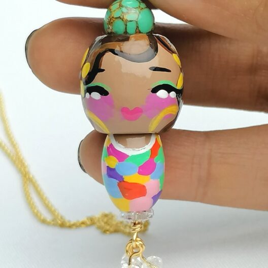 Accesorios y Joyería Collar con Dije de Madera Pintado a Mano – Dulzura Étnica – Estilo Kokeshi – Joyería Artesanal Collar con Dije de Madera Pintado a Mano – Dulzura Étnica – Estilo Kokeshi – Joyería Artesanal
