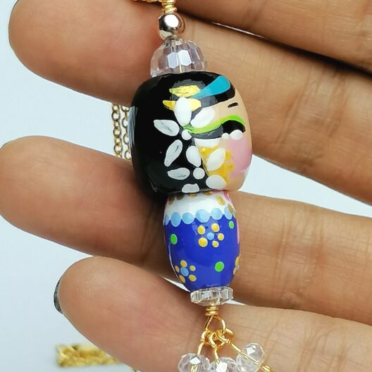 Accesorios y Joyería Collar con Dije de Madera Pintado a Mano – Dulzura Étnica – Estilo Kokeshi – Niña Empollerada – Joyería Artesanal Collar con Dije de Madera Pintado a Mano – Dulzura Étnica – Estilo Kokeshi – Niña Empollerada – Joyería Artesanal