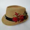 Sombrero con apliques rojos