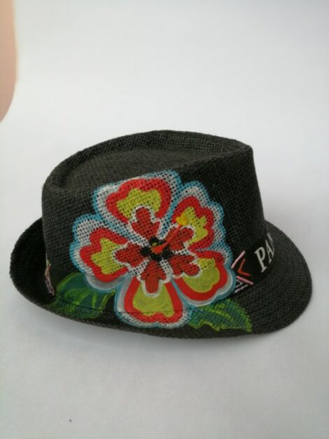 Sombrero negro con flor de papo verde