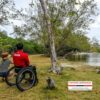 Usuario de silla de ruedas contemplando la playa en Portobelo.