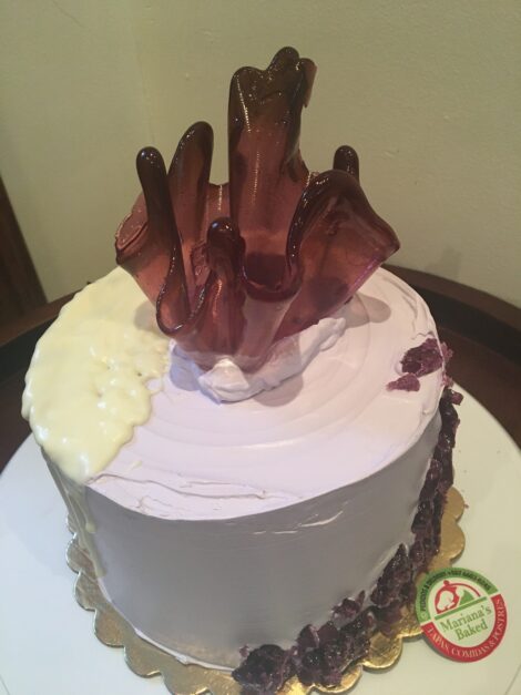 Pastel decorado con figuras de caramelo