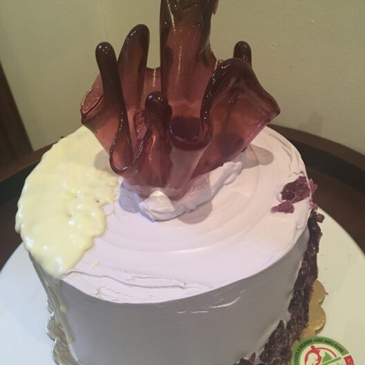 Pastel decorado con figuras de caramelo