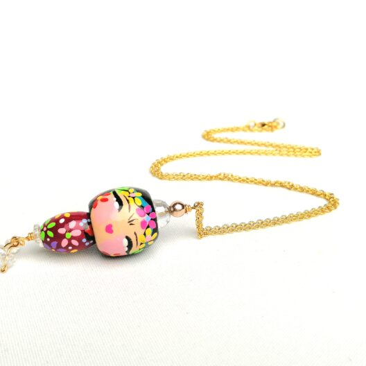 Collar con Dije de Madera Pintado a Mano – Dulzura Étnica – Estilo Kokeshi – Frida Kahlo – Viva México