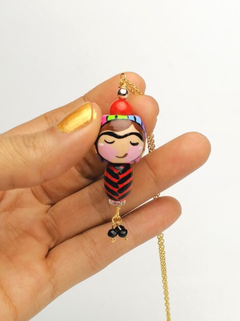Collar con Dije de Madera Pintado a Mano – Nano Dolls – Diablico Sucio – Estilo Kokeshi