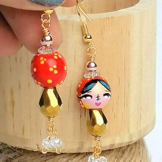 Aretes Pintados a Mano – Dulzura Étnica – Niña Guna – Estilo Kokeshi