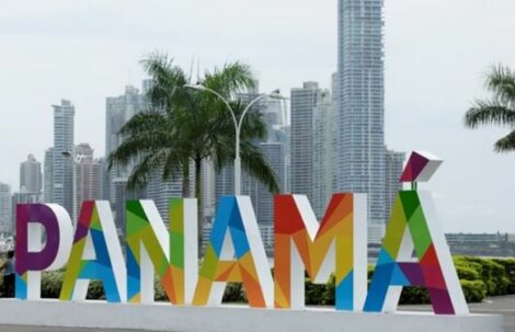 Rótulo que dice Panamá en letras de colores ubicado en la Cinta Costera.