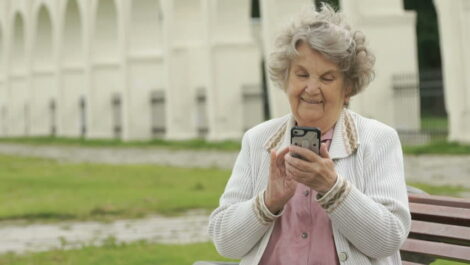 adulto mayor usando celular