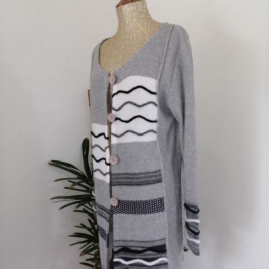 ABRIGO TEJIDO EN HILO CON BOTONES DE COCO EN TALLA M, S