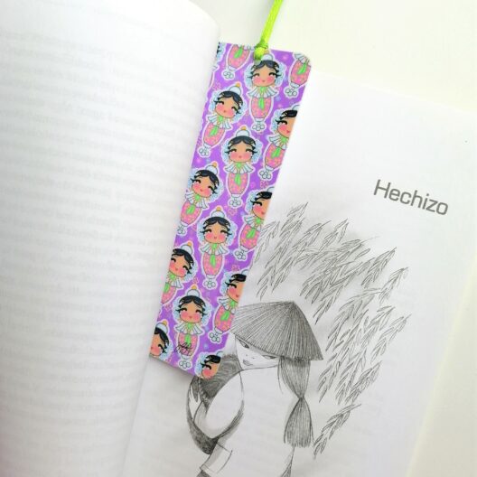 Separa Páginas Kokeshi Pollera Montuna – Dulzura Étnica – Arte de Panamá – Marca Páginas Laminado – Marca Libros Impreso