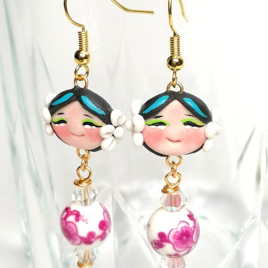 Aretes de Porcelana Fría – Dulzura Étnica – Muñecas Miniatura de Polleras – Hecho a Mano – Estilo Kawaii