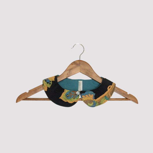 Accesorios y Joyería Cuello ‘Bio’ Negro Cuello de quita y pon negro con estampado en percha