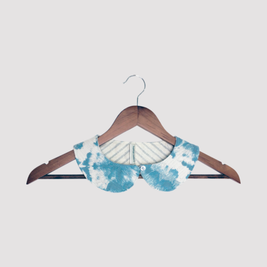 Accesorios y Joyería Cuello ‘Caribe’ cuello de quita y pon de tela estampada en azul turquesa y blanco en percha