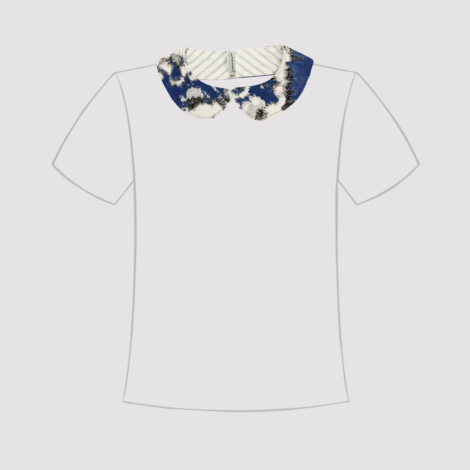Cuello de quita y pon de tela estampada en azul oscuro, negro y blanco en línea de camiseta