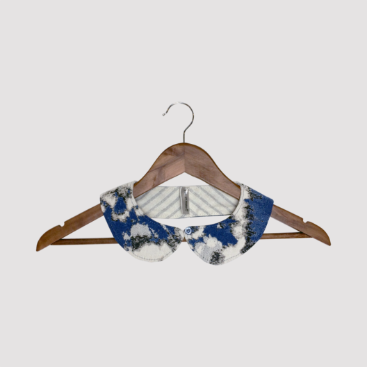 Accesorios y Joyería Cuello ‘Pacífico’ Cuello de quita y pon de tela estampada en azul oscuro, negro y blanco en percha