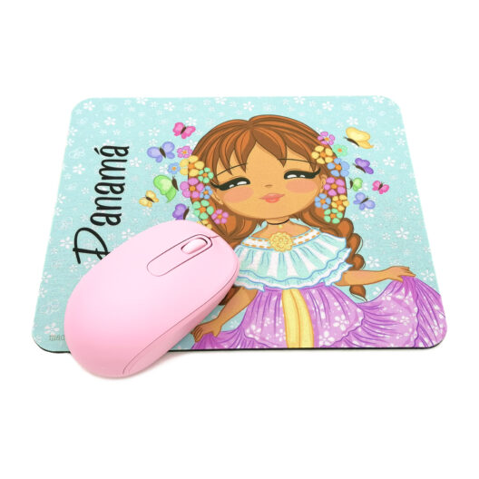 Mousepad de Goma Antideslizante – Dulzura Étnica – Niña Montuna – Arte Digital de Panamá