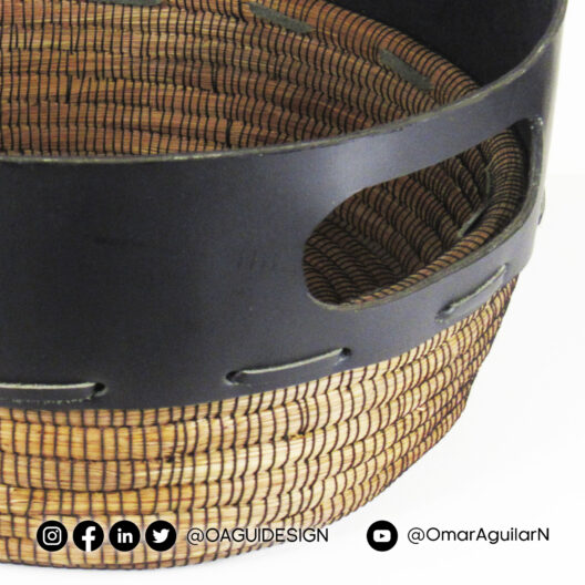 Hogar y Jardinería Canasta redonda con cuero color chocolate, tejida en acícula de pino. Canasta redonda con cuero color chocolate, tejida en acícula de pino.