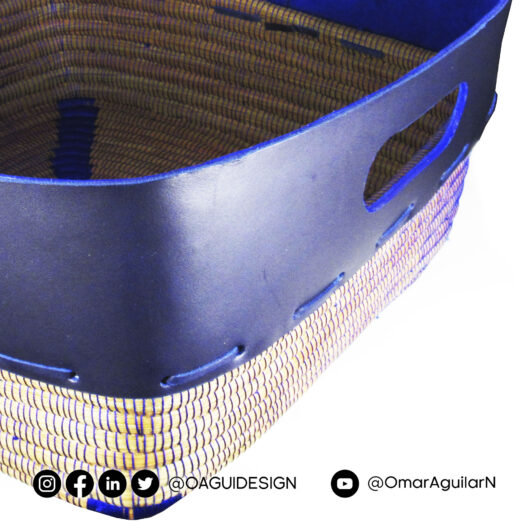 Hogar y Jardinería Canasta cuadrada con cuero color azul, tejida en acícula de pino. Canasta cuadrada con cuero color azul, tejida en acícula de pino.