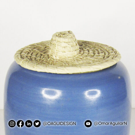 Cilindro de cerámica de baja temperatura azul con tapa de fibra vegetal (pita)