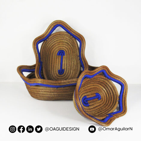 Set de 3 canastas ovaladas tejidas en acícula de pino, borde tradicional, color azul.