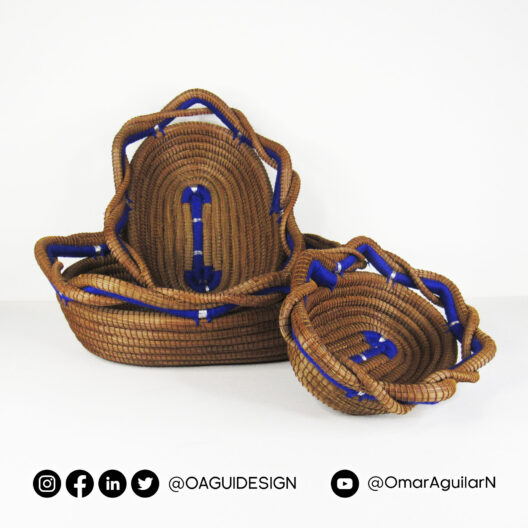 Hogar y Jardinería Set de 3 canastas ovaladas tejidas en acícula de pino, borde entrenzado, color azul y detalles plateados. Set de 3 canastas ovaladas tejidas en acícula de pino, borde entrenzado, color azul y detalles plateados.