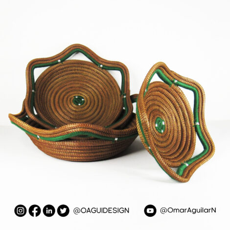 Set de 3 canastas redondas tejidas en acícula de pino, borde tradicional, color verde con detalles plateados