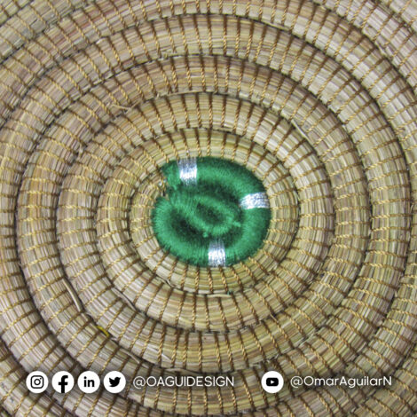 Set de 3 canastas redondas tejidas en acícula de pino, borde tradicional, color verde con detalles plateados