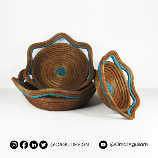 Hogar y Jardinería Set de 3 canastas redondas tejidas en acícula de pino, borde tradicional, color turquesa Set de 3 canastas redondas tejidas en acícula de pino, borde tradicional, color turquesa