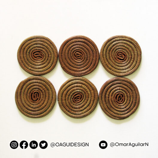 Set de 6 portavasos tejidos en acícula de pino en color café con vaso contenedor