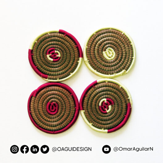 Set de 4 portavasos tejidos en acícula de pino en colores rojo y beige