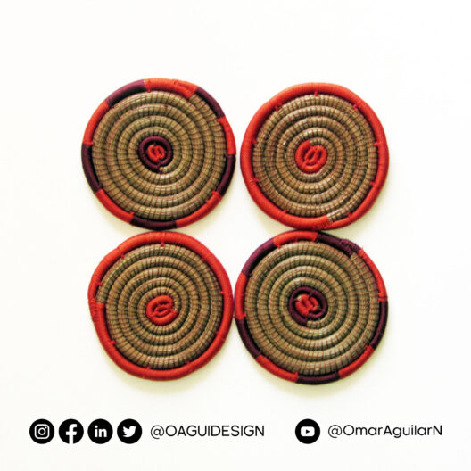 Set de 4 portavasos tejidos en acícula de pino en colores anaranjado y rojo.