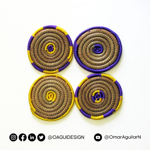 Set de 4 portavasos tejidos en acícula de pino en colores amarillo y púrpura