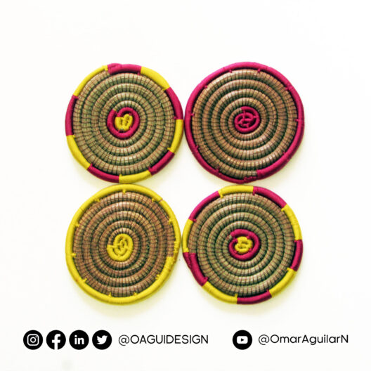 Set de 4 portavasos tejidos en acícula de pino en colores amarillo y rojo