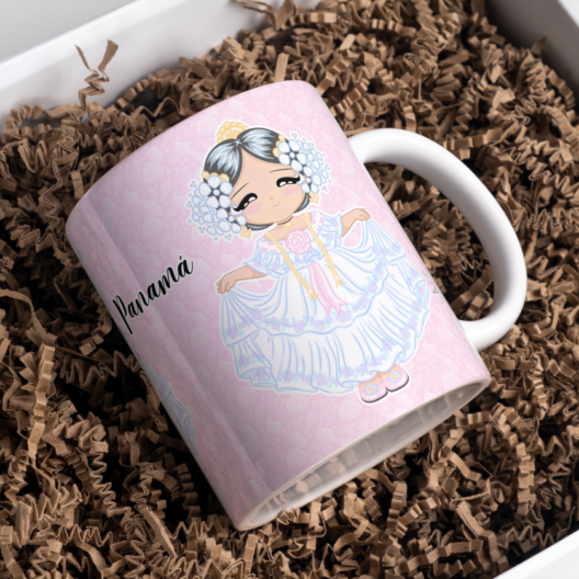 Taza de Cerámica de 11 oz – Pollerita Rosa – Serie Dulzura Étnica – Regalos de Panamá