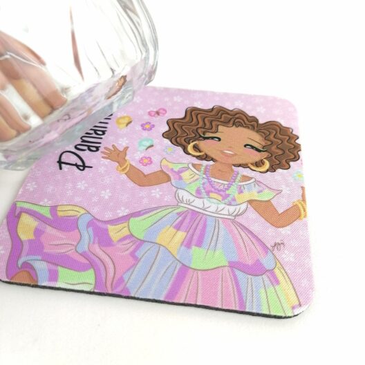 Portavaso de Goma Antideslizante – Dulzura Étnica – Niña Congo – Provincia de Colón