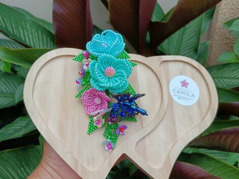 Tapamoño de flores y mariposa -tembleques panameños